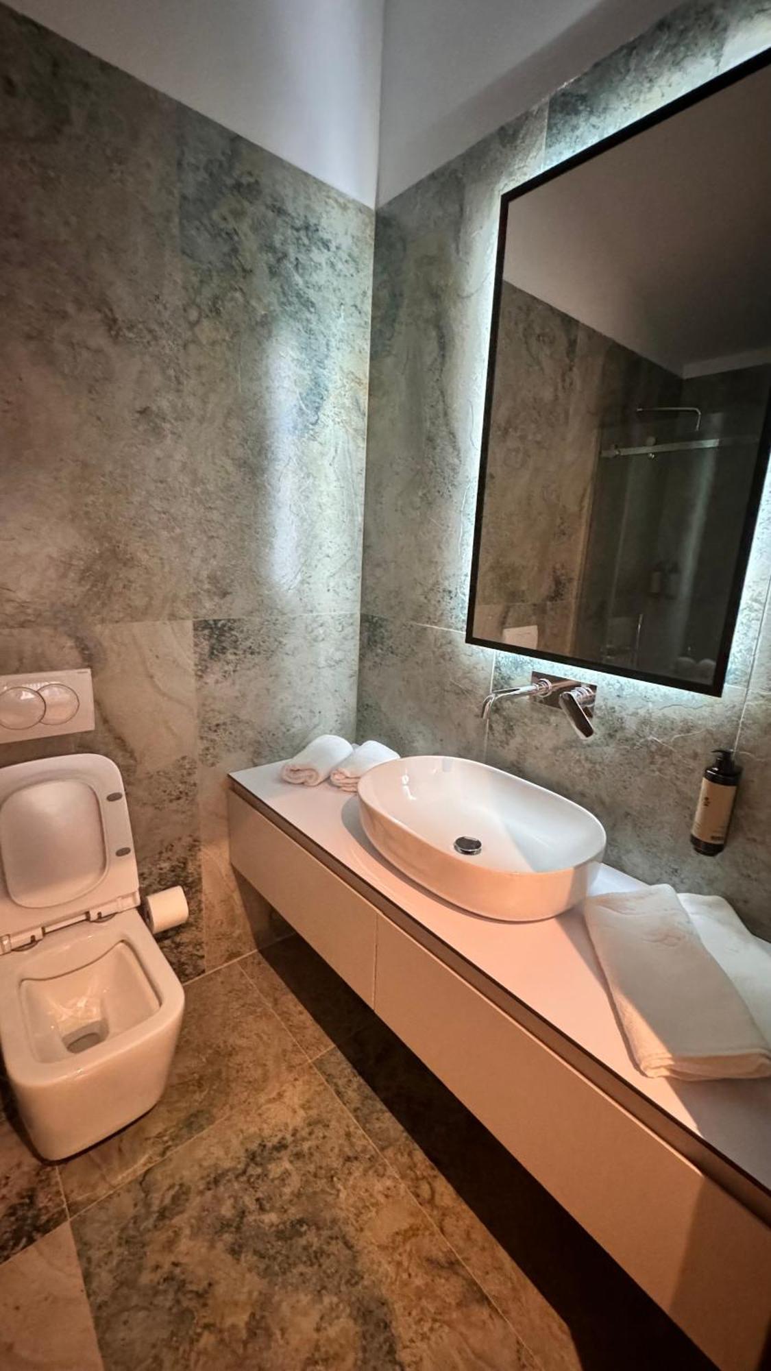 Izi Boutique Lägenhet Tirana Exteriör bild